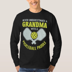 Camiseta Nunca Subestimes A Una Abuela Con Una Patra De Pic