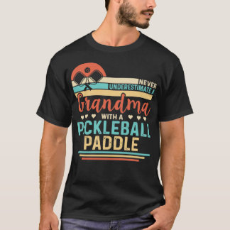 Camiseta Nunca subestimes a una abuela con una pelota de pe