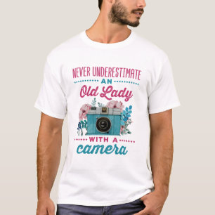 Camiseta Nunca subestimes a una anciana con cámara