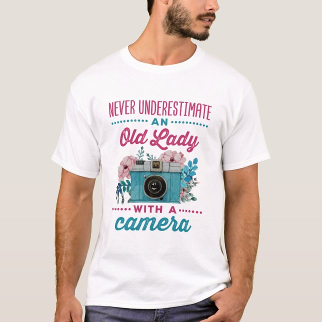 Camiseta Nunca subestimes a una anciana con cámara (Anverso)