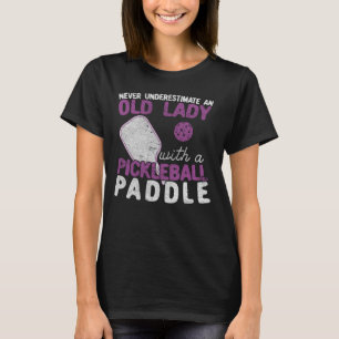 Camiseta Nunca subestimes a una anciana con una pelota de p