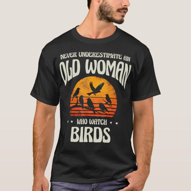 Camiseta Nunca subestimes a una anciana observando pájaros  (Anverso)