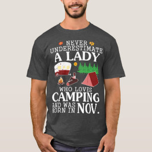 Camiseta Nunca Subestimes A Una Dama Que Ama Camping Era B