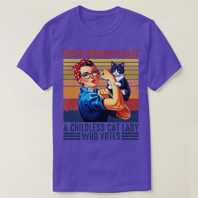 Camiseta Nunca subestimes a una gata sin hijos que vota (Diseño del anverso)