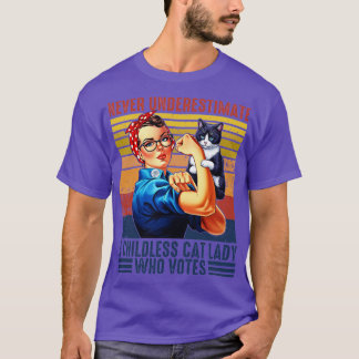Camiseta Nunca subestimes a una gata sin hijos que vota