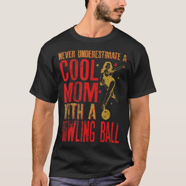 Camiseta Nunca subestimes a una madre con un fondo de bolic (Anverso)