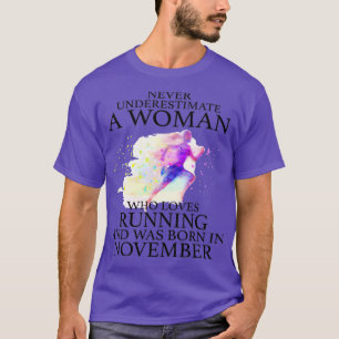 Camiseta Nunca subestimes a una mujer a la que le encanta c