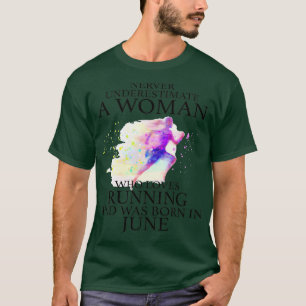 Camiseta Nunca subestimes a una mujer a la que le encanta c