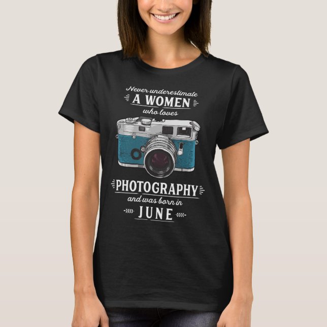 Camiseta Nunca Subestimes A Una Mujer A La Que Le Gusta La  (Anverso)