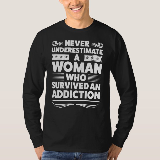Camiseta Nunca Subestimes A Una Mujer Adicción Sobe Sobried (Anverso)