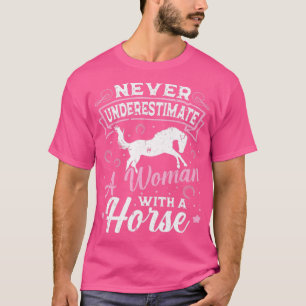 Camiseta Nunca Subestimes A Una Mujer Cabalera Montando A C