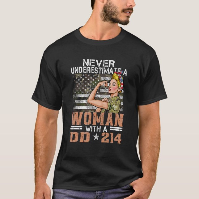 Camiseta Nunca Subestimes A Una Mujer Con DD 214 Orgulloso  (Anverso)