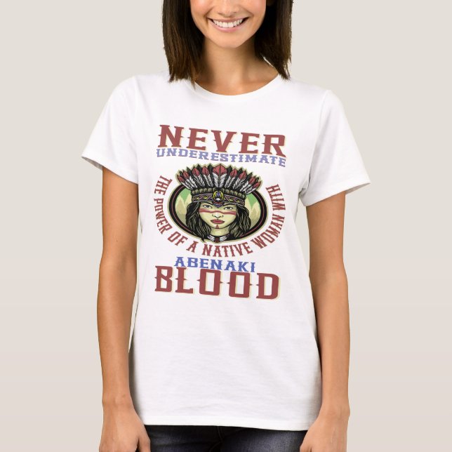 Camiseta Nunca subestimes a una mujer con sangre de Abenaki (Anverso)