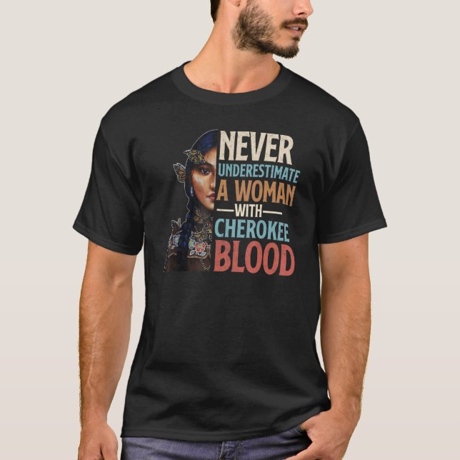 Camiseta Nunca Subestimes A Una Mujer Con Sangre De Cheroke (Anverso)