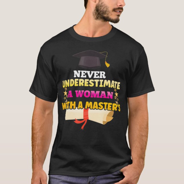 Camiseta Nunca Subestimes A Una Mujer Con Un Máster (Anverso)