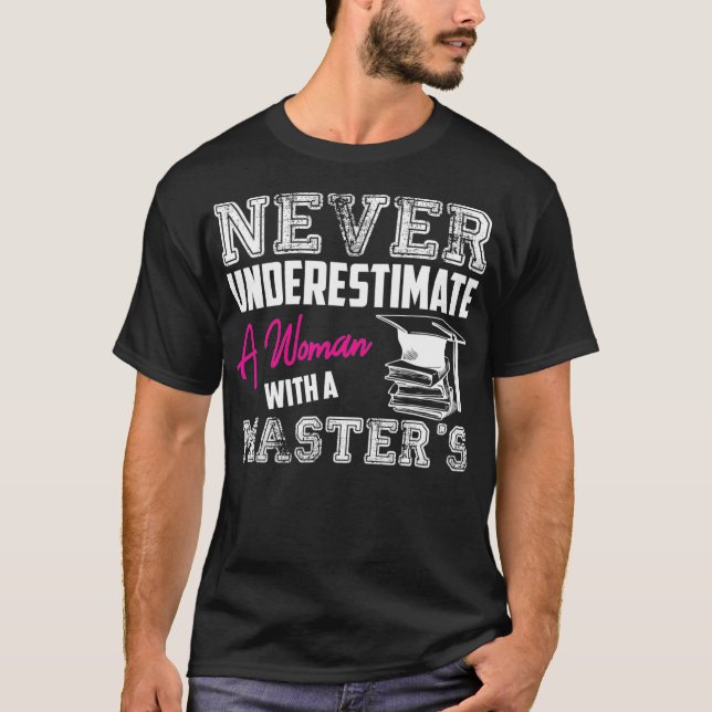 Camiseta Nunca Subestimes A Una Mujer Con Un Máster  (Anverso)