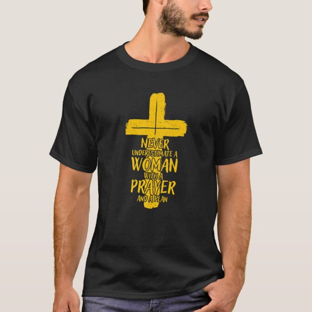 Camiseta Nunca Subestimes A Una Mujer Con Una Oración Y Un  (Anverso)