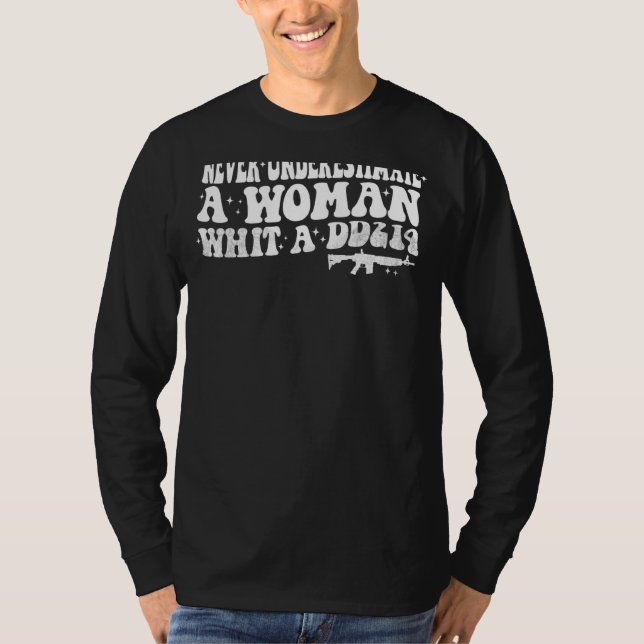 Camiseta Nunca Subestimes A Una Mujer Con Una Veterana DD21 (Anverso)