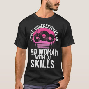 Camiseta Nunca Subestimes a una Mujer Mayor Con Habilidades