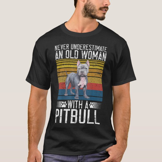 Camiseta Nunca Subestimes a una Mujer Mayor con un Pitbull (Anverso)