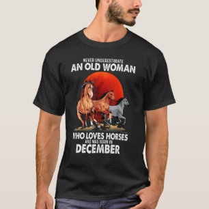 Camiseta Nunca Subestimes a una Mujer Mayor que Ama los Cab
