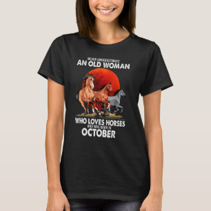 Camiseta Nunca Subestimes a una Mujer Mayor que Ama los Cab