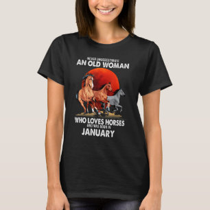 Camiseta Nunca Subestimes a una Mujer Mayor que Ama los Cab