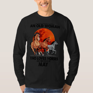 Camiseta Nunca Subestimes A Una Mujer Mayor Y A Los Caballo