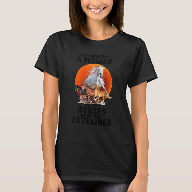 Camiseta Nunca Subestimes A Una Mujer Que Ama A Los Caballo (Anverso)