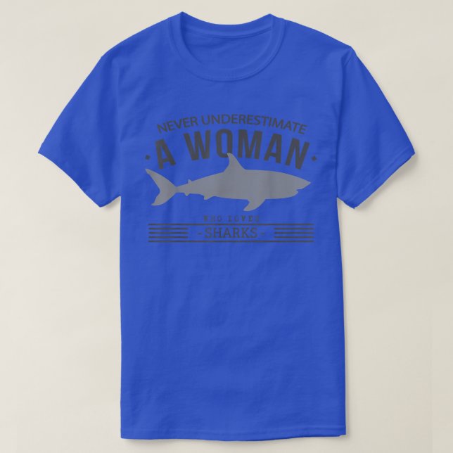 Camiseta Nunca Subestimes A Una Mujer Que Ama A Los Tiburon (Diseño del anverso)