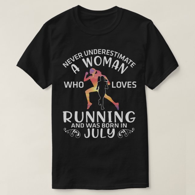 Camiseta Nunca Subestimes A Una Mujer Que Ama Correr Y (Diseño del anverso)