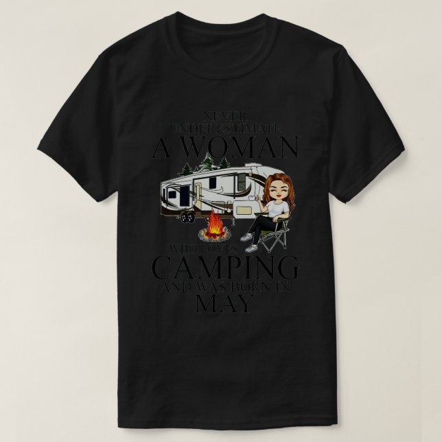 Camiseta Nunca Subestimes A Una Mujer Que Ama El Camping Na (Diseño del anverso)