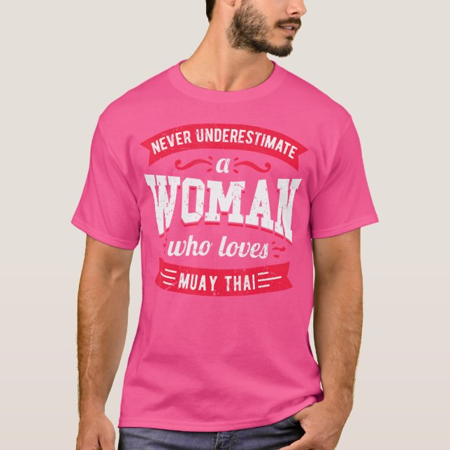 Camiseta Nunca Subestimes A Una Mujer Que Ama Muay Thai. (Anverso)