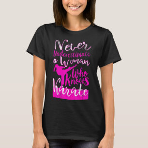 Camiseta Nunca subestimes a una mujer que conoce la cita de