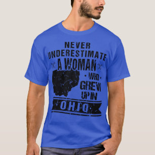Camiseta Nunca Subestimes A Una Mujer Que Creció En Ohio Po