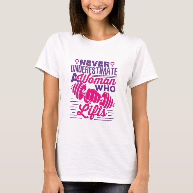Camiseta Nunca subestimes a una mujer que levanta (Anverso)