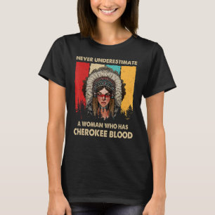 Camiseta Nunca Subestimes A Una Mujer Que Tiene Sangre Cher