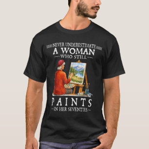 Camiseta Nunca subestimes a una mujer que todavía pinta 