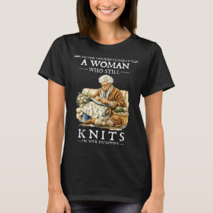 Camiseta Nunca subestimes a una mujer que todavía teje