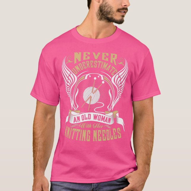 Camiseta Nunca Subestimes A Una Vieja Con El Pño (Anverso)