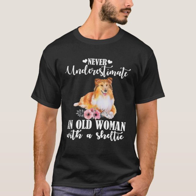 Camiseta Nunca Subestimes A Una Vieja Con Sheltie (Anverso)