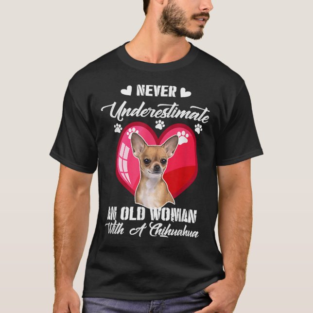 Camiseta Nunca Subestimes A Una Vieja Con Un Chihuahua  (Anverso)