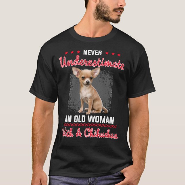 Camiseta Nunca Subestimes A Una Vieja Con Un Chihuahua (Anverso)