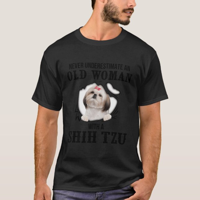 Camiseta Nunca Subestimes A Una Vieja Con Un Tzu F Shih (Anverso)