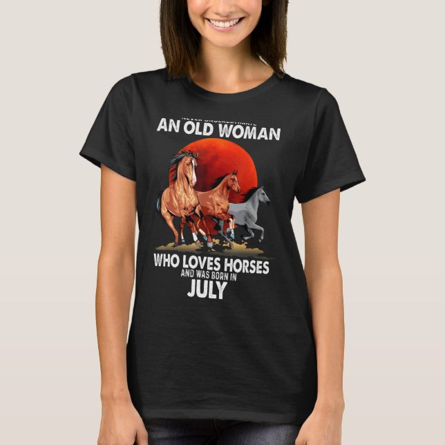 Camiseta Nunca Subestimes A Una Vieja Que Ama Los Caballos (Anverso)