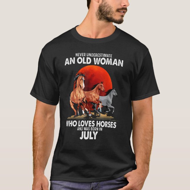 Camiseta Nunca Subestimes A Una Vieja Que Ama Los Caballos (Anverso)