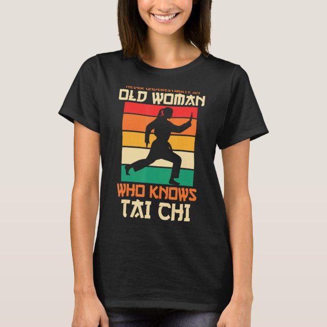Camiseta Nunca Subestimes A Una Vieja Que Conoce Tai Chi (Anverso)