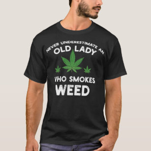 Camiseta Nunca Subestimes A Una Vieja Que Fuma Alga
