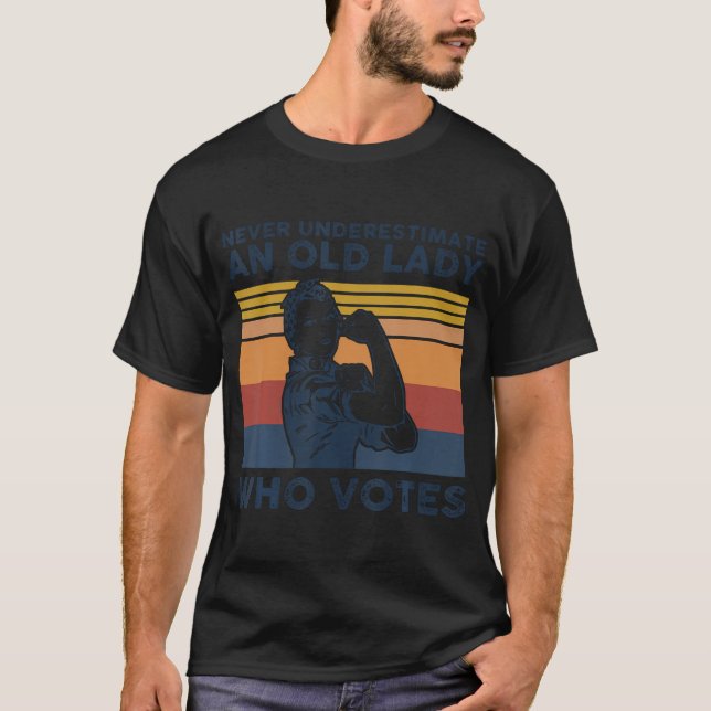 Camiseta Nunca Subestimes A Una Vieja Que Vota - Femini (Anverso)