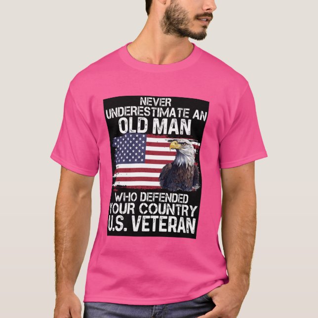 Camiseta Nunca Subestimes Al Viejo Que Defendió A Tu Primo (Anverso)